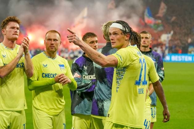 Deutschland: Fussball 2. Bundesliga 2025 26, 1. Spieltag - FC Schalke 04 vs Hertha BSC - VELTINS Arena Gelsenkirchen: Ärger zwischen Fabian Reese (Hertha BSC, 11) und Fans nach dem Spiel, ein Becher traf Deyovaisio Zeefuik (Hertha BSC, 42), der will wütend zu den Fans gehen, wird aber von Mitspielern zurückgehalten.