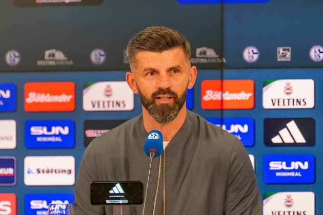 Deutschland: Fussball 2. Bundesliga 2025 26, 1. Spieltag - FC Schalke 04 vs Hertha BSC - VELTINS Arena Gelsenkirchen: Miron Muslic (Trainer, Schalke 04) Pressekonferenz