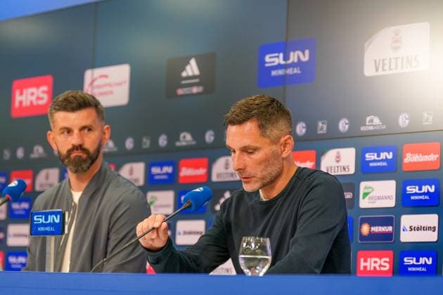 Deutschland: Fussball 2. Bundesliga 2025 26, 1. Spieltag - FC Schalke 04 vs Hertha BSC - VELTINS Arena Gelsenkirchen: Stefan Leitl (Trainer, Hertha BSC) mit Miron Muslic (Trainer, Schalke 04) Pressekonferenz