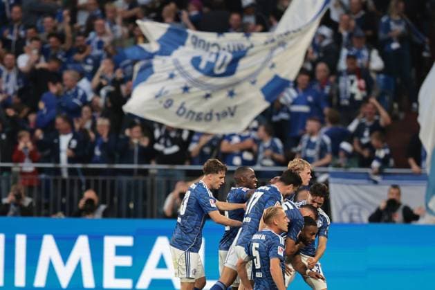 Die Spieler vom FC Schalke 04 freuen sich über das Tor zum 1:0 durch Moussa Sylla (FC Schalke 04) beim Spiel der 2. Bundesliga (Saison 2025 26) FC Schalke 04 - Hertha BSC Copyright: Thomas Pakusch