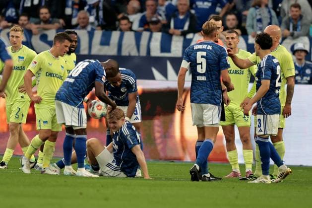 Peter Remmert (FC Schalke 04) liegt nach einem Zweikampf am Boden beim Spiel der 2. Bundesliga (Saison 2025 26) FC Schalke 04 - Hertha BSC Copyright: Thomas Pakusch