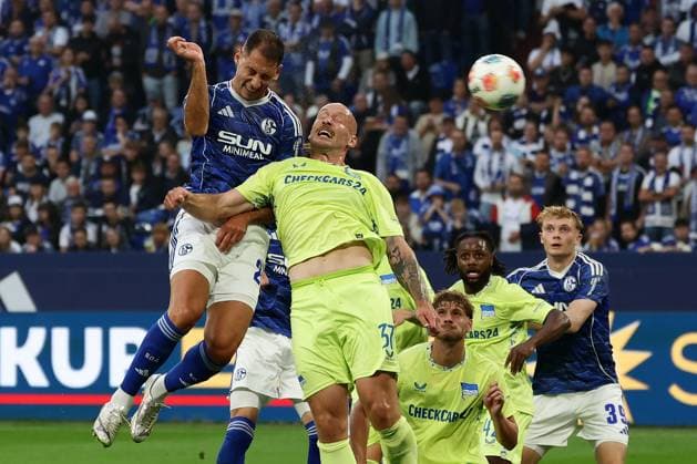Fußball, 2. Bundesliga: FC Schalke 04 - Herta BSC Berlin, 1. Spieltag, Veltins Arena, DFB DFL REGULATIONS PROHIBIT ANY USE OF PHOTOGRAPHS AS IMAGE SEQUENCES AND OR QUASI-VIDEO.
