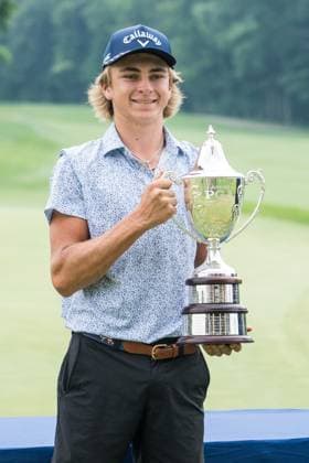 August 1, 2025, West Lafayette, Indiana, USA: Tournament winner LUNDEN ESTERLINE poses with the championship trophy on the final day of the PGA, Golf Herren Junior Championships on August 1, 2025, at the Birck Boilermaker Golf Complex in West Lafayette, Ind. West Lafayette USA - ZUMAw145 20250801_zsp_w145_017 Copyright: xDavidxWegielx