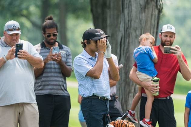 August 1, 2025, West Lafayette, Indiana, USA: CHARLIE WOODS checks the distance to the hole while onlookers photograph him on the final day of the PGA, Golf Herren Junior Championships on August 1, 2025, at the Birck Boilermaker Golf Complex in West Lafayette, Ind. West Lafayette USA - ZUMAw145 20250801_zsp_w145_029 Copyright: xDavidxWegielx