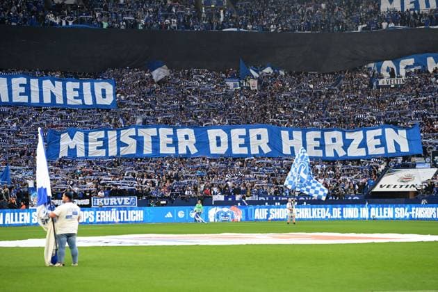 Schalke-Fans in der Nordkurve, Spruchbaender, Feature, Symbolfoto, Randmotiv, Jubel, jubeln, Freude, cheers, Fussball 2. Bundesliga, 1. Spieltag, FC Schalke 04 (GE) - Hertha BSC Berlin (B) 2-1 am 01.08.2025 in Gelsenkirchen Deutschland. DFL regulations prohibit any use of photographs as image sequences and or quasi-video Â