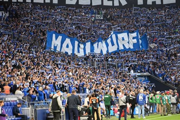 Schalke-Fans in der Nordkurve, Spruchbaender, Feature, Symbolfoto, Randmotiv, Jubel, jubeln, Freude, cheers, Fussball 2. Bundesliga, 1. Spieltag, FC Schalke 04 (GE) - Hertha BSC Berlin (B) 2-1 am 01.08.2025 in Gelsenkirchen Deutschland. DFL regulations prohibit any use of photographs as image sequences and or quasi-video Â