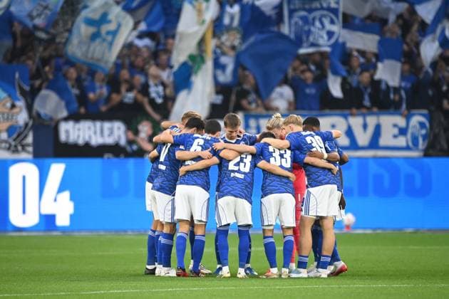 Schalke 04, Mannschaftskreis, Motivation, Verschwoerung, Fussball 2. Bundesliga, 1. Spieltag, FC Schalke 04 (GE) - Hertha BSC Berlin (B) 2-1 am 01.08.2025 in Gelsenkirchen Deutschland. DFL regulations prohibit any use of photographs as image sequences and or quasi-video Â
