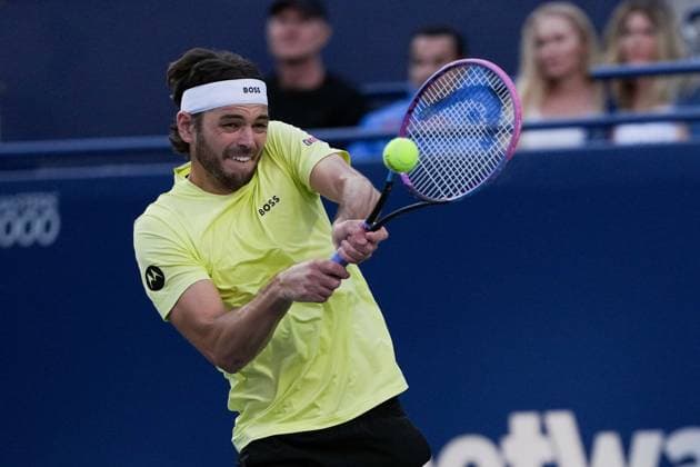 August 1, 2025, Toronto, Ontario, Canada: Taylor Fritz of the United States plays a backhand against Gabriel Diallo of Canada during the Men s Singles third round match on day 7 of the ATP, Tennis Herren Masters 1000 National Bank Open at Sobeys Stadium. on August 1, 2025 in Toronto, Canada. Toronto Canada - ZUMAe321 20250801_zsa_e321_084 Copyright: xLeonardoxRamirezx