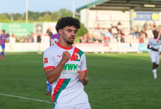 Aiman Dardari (FC Augsburg 46) jubelt nach seinem Tor zum 1:0, zugleich der Endstand; TESTSPIEL FC Augsburg - Crystal Palace, Spielort Bad Wimsbach, Hofmaninger-Stadion; FC Augsburg, Trainingslager, Kollerschlag, Österreich