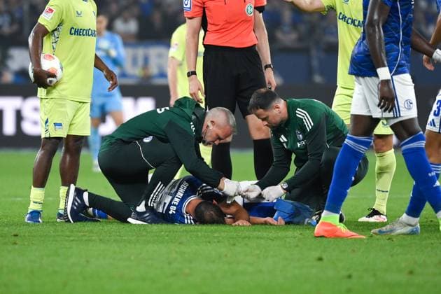 Verletzung Nikola Katic (FC Schalke 04), links Dr. Patrick Ingelfinger (Medizinchef Schalke 04) 01.08.2025, Fussball 2. Bundesliga, Saison 2025 2026, 1. Spieltag, FC Schalke 04 - Hertha BSC Berlin 2:1 DFL regulations prohibit any use of photographs as image sequences and or quasi-video Gelsenkirchen Veltins Arena Nordrhein Westfalen Deutschland