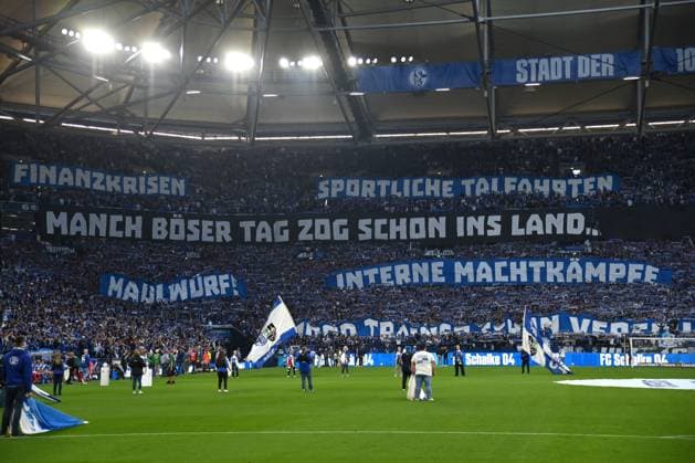 Protestbanner der Schalker Fans in der Nordkurve 01.08.2025, Fussball 2. Bundesliga, Saison 2025 2026, 1. Spieltag, FC Schalke 04 - Hertha BSC Berlin 2:1 DFL regulations prohibit any use of photographs as image sequences and or quasi-video Gelsenkirchen Veltins Arena Nordrhein Westfalen Deutschland