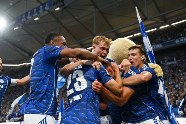 Schalker Jubeltraube 2:0, Nikola Katic (FC Schalke 04), 2. v.re., wird gefeiert 01.08.2025, Fussball 2. Bundesliga, Saison 2025 2026, 1. Spieltag, FC Schalke 04 - Hertha BSC Berlin 2:1 DFL regulations prohibit any use of photographs as image sequences and or quasi-video Gelsenkirchen Veltins Arena Nordrhein Westfalen Deutschland