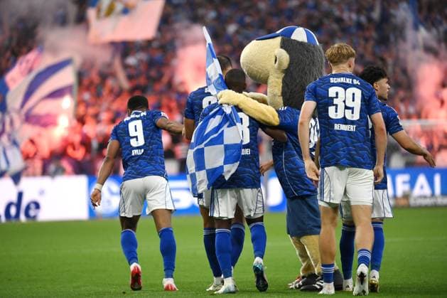Jubel Schalke mit Maskottchen Erwin 01.08.2025, Fussball 2. Bundesliga, Saison 2025 2026, 1. Spieltag, FC Schalke 04 - Hertha BSC Berlin 2:1 DFL regulations prohibit any use of photographs as image sequences and or quasi-video Gelsenkirchen Veltins Arena Nordrhein Westfalen Deutschland