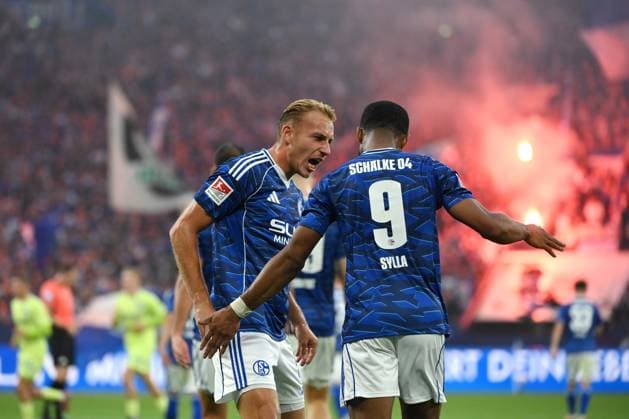 Jubel Timo Becker (FC Schalke 04), Moussa Sylla (FC Schalke 04), v.li. 01.08.2025, Fussball 2. Bundesliga, Saison 2025 2026, 1. Spieltag, FC Schalke 04 - Hertha BSC Berlin 2:1 DFL regulations prohibit any use of photographs as image sequences and or quasi-video Gelsenkirchen Veltins Arena Nordrhein Westfalen Deutschland