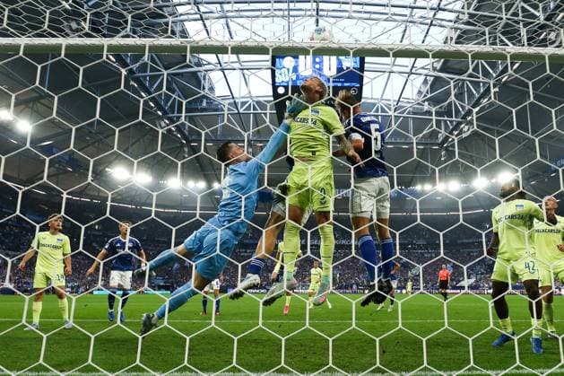 Fußball, 2. Bundesliga: FC Schalke 04 - Herta BSC Berlin, 1. Spieltag, Veltins Arena, DFB DFL REGULATIONS PROHIBIT ANY USE OF PHOTOGRAPHS AS IMAGE SEQUENCES AND OR QUASI-VIDEO.