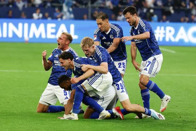 Fußball, 2. Bundesliga: FC Schalke 04 - Herta BSC Berlin, 1. Spieltag, Veltins Arena, DFB DFL REGULATIONS PROHIBIT ANY USE OF PHOTOGRAPHS AS IMAGE SEQUENCES AND OR QUASI-VIDEO.