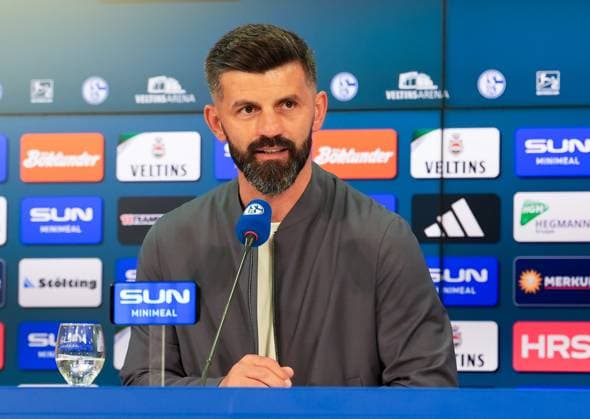 Miron Muslic (Cheftrainer, FC Schalke 04) bei der Pressekonferenz. GER, FC Schalke 04 vs Hertha BSC, Fussball, 2. Bundesliga, 1. Spieltag, Saison 2025 2026, 01.08.2025 DFL REGULATIONS PROHIBIT ANY USE OF PHOTOGRAPHS AS IMAGE SEQUENCES AND OR QUASI-VIDEO GER, FC Schalke 04 vs Hertha BSC, Fussball, 2. Bundesliga, 1. Spieltag, Saison 2025 2026, 01.08.2025 Gelsenkirchen