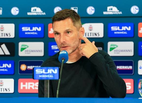 Stefan Leitl (Cheftrainer, Hertha BSC) bei der Pressekonferenz. GER, FC Schalke 04 vs Hertha BSC, Fussball, 2. Bundesliga, 1. Spieltag, Saison 2025 2026, 01.08.2025 DFL REGULATIONS PROHIBIT ANY USE OF PHOTOGRAPHS AS IMAGE SEQUENCES AND OR QUASI-VIDEO GER, FC Schalke 04 vs Hertha BSC, Fussball, 2. Bundesliga, 1. Spieltag, Saison 2025 2026, 01.08.2025 Gelsenkirchen