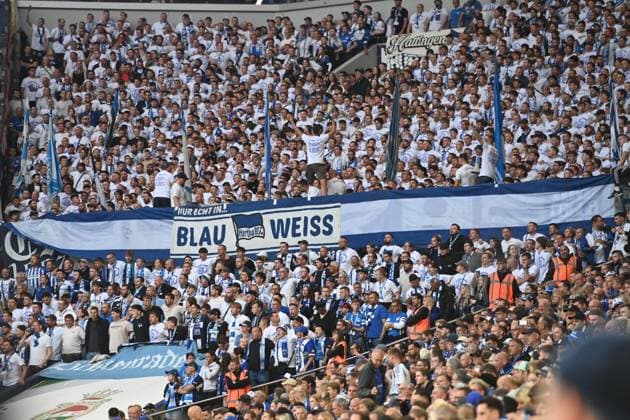 Hertha BSC Fans, Fanblock, Auswaertsfans, Fussball 2. Bundesliga, 1. Spieltag, FC Schalke 04 (GE) - Hertha BSC Berlin (B) 2-1 am 01.08.2025 in Gelsenkirchen Deutschland. DFL regulations prohibit any use of photographs as image sequences and or quasi-video Â