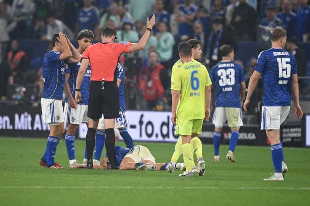 Nikola KATIC (GE) liegt verletzt auf dem Rasen, verletzt, Verletzung, Fussball 2. Bundesliga, 1. Spieltag, FC Schalke 04 (GE) - Hertha BSC Berlin (B) 2-1 am 01.08.2025 in Gelsenkirchen Deutschland. DFL regulations prohibit any use of photographs as image sequences and or quasi-video Â