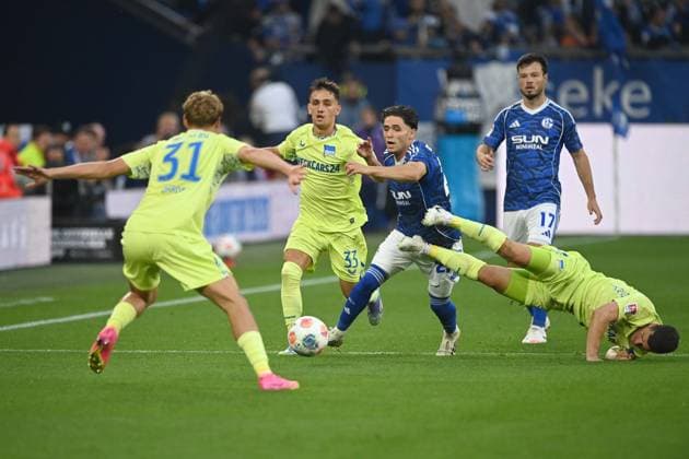 Soufiane EL-FAOUZI (GE) gegen Marton DARDAI (B), Michal KARBOWNIK (B) und Diego DEMME (B) Aktion, Zweikampf, Fussball 2. Bundesliga, 1. Spieltag, FC Schalke 04 (GE) - Hertha BSC Berlin (B) 2-1 am 01.08.2025 in Gelsenkirchen Deutschland. DFL regulations prohibit any use of photographs as image sequences and or quasi-video Â