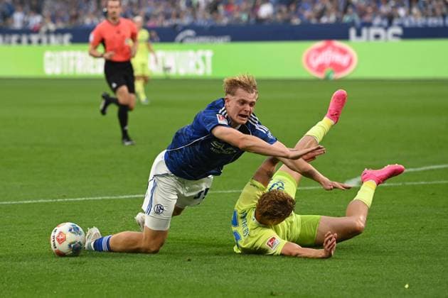 Peter REMMERT (GE) gegen Marton DARDAI (B) Aktion, Zweikampf, Fussball 2. Bundesliga, 1. Spieltag, FC Schalke 04 (GE) - Hertha BSC Berlin (B) 2-1 am 01.08.2025 in Gelsenkirchen Deutschland. DFL regulations prohibit any use of photographs as image sequences and or quasi-video Â