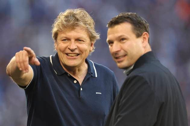 Sportdirektor Youri Mulder (FC Schalke 04) spricht mit Sportdirektor Benjamin Weber (Hertha BSC Berlin) waehrend des spiels der 2. Bundesliga zwischen FC Schalke 04 und Hertha BSC, Veltins-Arena am 01. August 2025 in Gelsenkirchen, Deutschland. (Foto von Oliver Kaelke DeFodi Images) +++ Sportdirektor Youri Mulder (FC Schalke 04) speaks with Sportdirektor Benjamin Weber (Hertha BSC Berlin) during the 2. Bundesliga match between FC Schalke 04 and Hertha BSC at Veltins-Arena on August 1, 2025 in Gelsenkirchen, Germany. (Photo by Oliver Kaelke DeFodi Images) DFB DFL REGULATIONS PROHIBIT ANY USE OF PHOTOGRAPHS AS IMAGE SEQUENCES AND OR QUASI-VIDEO. (Photo by Oliver Kaelke DeFodi Images)