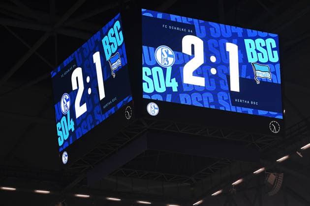 Fußball 2. Bundesliga 1. Spieltag FC Schalke 04 - Hertha BSC Berlin am 01.08.2025 in der Veltins Arena in Gelsenkirchen Der Videowürfel in der Veltins Arena zeigt den Endstand an. Schalke 2:1 Berlin DFL regulations prohibit any use of photographs as image sequences and or quasi-video.