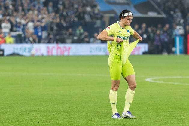2. Fussball Bundesliga: FC Schalke 04 - Hertha BSC Berlin; 01.08.2025 Fabian Reese (Hertha BSC Berlin, 11) zieht frustriert an seiner Hose 2. Fussball Bundesliga: FC Schalke 04 - Hertha BSC Berlin; Gelsenkirchen, VELTINS-Arena am 01.08.2025 DFL REGULATIONS PROHIBIT ANY USE OF PHOTOGRAPHS AS IMAGE SEQUENCES AND OR QUASI-VIDEO.