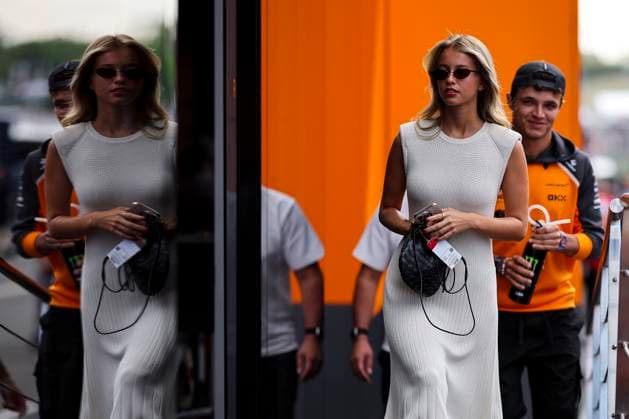 Lando Norris of Great Britain and McLaren and Portuguese model Margarida Corceiro , Qualifying, F1 Grand Prix of Hungary, am 02. August 2025 in Budapeste, Hungary. (Foto von Diogo Cardoso DeFodi Images) Lando Norris of Great Britain and McLaren and Portuguese model Margarida Corceiro , Qualifying, F1 Grand Prix of Hungary, Hungaroring on August 2, 2025 in Budapeste, Hungary. (Photo by Diogo Cardoso DeFodi Images)
