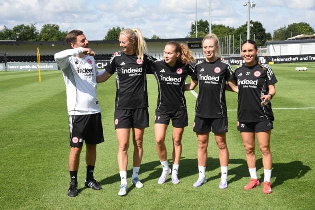 02.08.2025 xhpx Dreieich, maxworx Sportpark Frauen Eintracht Frankfurt Training Nikolaos Arnautis Trainer Eintracht Frankfurt Frauen mit den Neuzugängen Amanda Ilestedt, Jane Teulings Rebecka Blomqvist , Ereleta Memetir ( Eintracht Frankfurt Frauen)