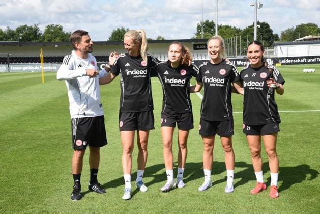 02.08.2025 xhpx Dreieich, maxworx Sportpark Frauen Eintracht Frankfurt Training Nikolaos Arnautis Trainer Eintracht Frankfurt Frauen mit den Neuzugängen Amanda Ilestedt, Jane Teulings Rebecka Blomqvist , Ereleta Memetir ( Eintracht Frankfurt Frauen)