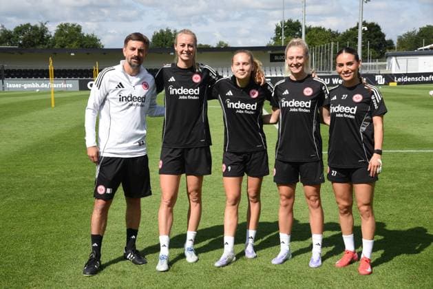 02.08.2025 xhpx Dreieich, maxworx Sportpark Frauen Eintracht Frankfurt Training Nikolaos Arnautis Trainer Eintracht Frankfurt Frauen mit den Neuzugängen Amanda Ilestedt, Jane Teulings Rebecka Blomqvist , Ereleta Memetir ( Eintracht Frankfurt Frauen)