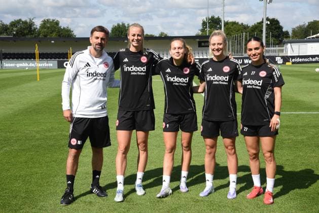 02.08.2025 xhpx Dreieich, maxworx Sportpark Frauen Eintracht Frankfurt Training Nikolaos Arnautis Trainer Eintracht Frankfurt Frauen mit den Neuzugängen Amanda Ilestedt, Jane Teulings Rebecka Blomqvist , Ereleta Memetir ( Eintracht Frankfurt Frauen)