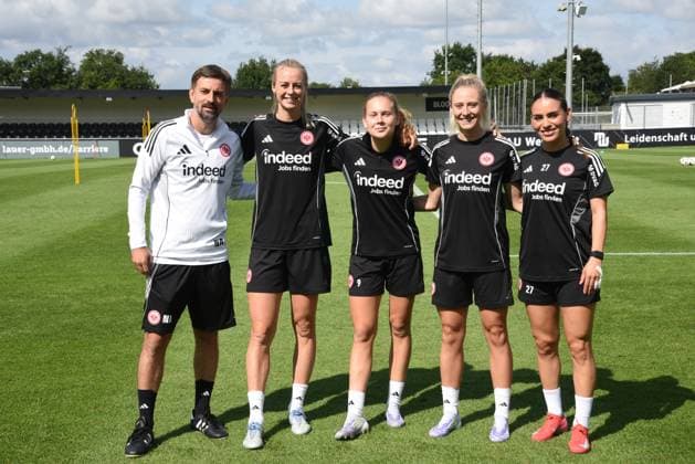 02.08.2025 xhpx Dreieich, maxworx Sportpark Frauen Eintracht Frankfurt Training Nikolaos Arnautis Trainer Eintracht Frankfurt Frauen mit den Neuzugängen Amanda Ilestedt, Jane Teulings Rebecka Blomqvist , Ereleta Memetir ( Eintracht Frankfurt Frauen)