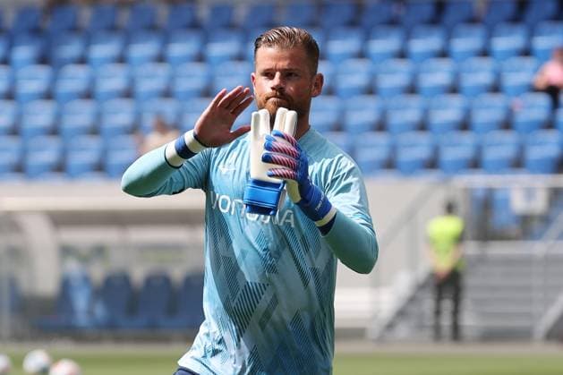 02.08.2025, xtvx, Fussball 2.Bundesliga, SV Darmstadt 98 - VfL Bochum v.l. Torwart Timo Horn (VfL Bochum) bedankt sich bei den Fans, applauds the fans (DFL DFB REGULATIONS PROHIBIT ANY USE OF PHOTOGRAPHS as IMAGE SEQUENCES and or QUASI-VIDEO) Darmstadt