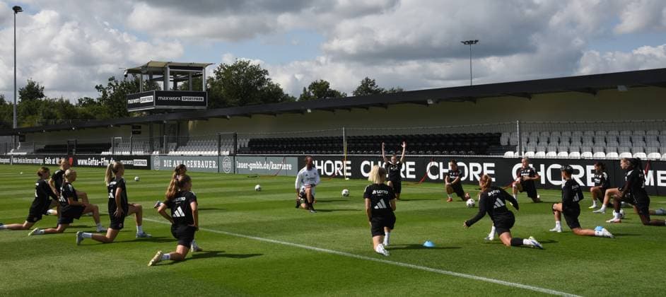02.08.2025 xhpx Dreieich, maxworx Sportpark Frauen Eintracht Frankfurt Training Nikolaos Arnautis Trainer Eintracht Frankfurt Frauen mit den Neuzugängen Amanda Ilestedt, Jane Teulings Rebecka Blomqvist , Ereleta Memetir ( Eintracht Frankfurt Frauen)