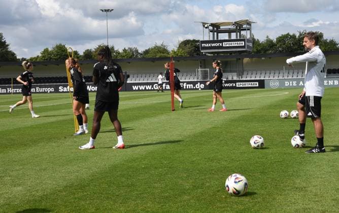 02.08.2025 xhpx Dreieich, maxworx Sportpark Frauen Eintracht Frankfurt Training Nikolaos Arnautis Trainer Eintracht Frankfurt Frauen