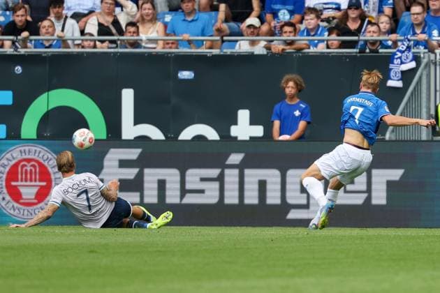 2025.08.02 xJFAx 2.Bundesliga Saison 2025 26 1.Spieltag SV Darmstadt 98 -VFL Bochum v.l., Kevin Vogt (VFL Bochum), Isac Alexi Sivert Lidberg (SV Darmstadt 98) schiesst das Tor zum 1:0 (DFL DFB REGULATIONS PROHIBIT ANY USE OF PHOTOGRAPHS as IMAGE SEQUENCES and or QUASI-VIDEO)