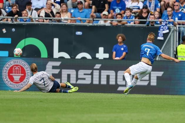 2025.08.02 xJFAx 2.Bundesliga Saison 2025 26 1.Spieltag SV Darmstadt 98 -VFL Bochum v.l., Kevin Vogt (VFL Bochum), Isac Alexi Sivert Lidberg (SV Darmstadt 98) schiesst das Tor zum 1:0 (DFL DFB REGULATIONS PROHIBIT ANY USE OF PHOTOGRAPHS as IMAGE SEQUENCES and or QUASI-VIDEO)