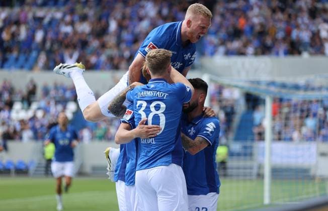 02.08.2025, xdcx, Fussball 2. Bundesliga, SV Darmstadt 98 - VfL Bochum, emonline, emspor, despor, v.l., Torjubel zum 1:0 durch Isac Lidberg (SV Darmstadt 98), Goal celebration, celebrate the goal, Kai Klefisch (SV Darmstadt 98) DFL DFB REGULATIONS PROHIBIT ANY USE OF PHOTOGRAPHS AS IMAGE SEQUENCES AND OR QUASI-VIDEO.