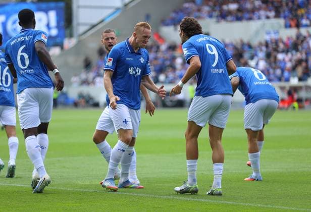 02.08.2025, xdcx, Fussball 2. Bundesliga, SV Darmstadt 98 - VfL Bochum, emonline, emspor, despor, v.l., Torjubel zum 1:0 durch Isac Lidberg (SV Darmstadt 98), Goal celebration, celebrate the goal DFL DFB REGULATIONS PROHIBIT ANY USE OF PHOTOGRAPHS AS IMAGE SEQUENCES AND OR QUASI-VIDEO.