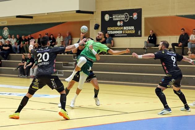 02.08.2025, xovx, Handball Testspiel Daikin Handball Bundesliga, HSG Wetzlar - HSC 2000 Coburg v.l. Tin Kontrec (HSC 2000 Coburg), Nejc Planinsek (HSC 2000 Coburg), Philipp Ahouansou (HSG Wetzlar), Bartolmeij Bis (HSC 2000 Coburg) Wetzlar - Dutenhofen Sporthalle Hessen Deutschland (DE)