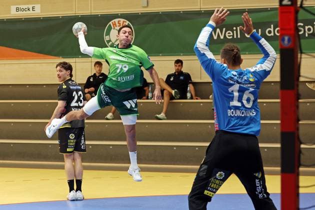 02.08.2025, xovx, Handball Testspiel Daikin Handball Bundesliga, HSG Wetzlar - HSC 2000 Coburg v.l. Jannes Krone (HSC 2000 Coburg), Ahmet Nafea (HSG Wetzlar), Petros Boukovinas (HSC 2000 Coburg) Wetzlar - Dutenhofen Sporthalle Hessen Deutschland (DE)
