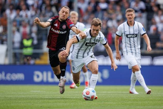 Tom Zimmerschied (SV 07 Elversberg) im Zweikampf mit Julian Justvan (1.FC Nuernberg), SV Elversberg vs 1.FC Nuernberg, Fussball, 2. Bundesliga, 1. Spieltag, Saison 2025 2026, 02.08.2025 DFB regulations prohibit any use of photographs as image sequences and or quasi-video. SV Elversberg vs 1.FC Nuernberg, Fussball, 2. Bundesliga, 1. Spieltag, Saison 2025 2026, 02.08.2025