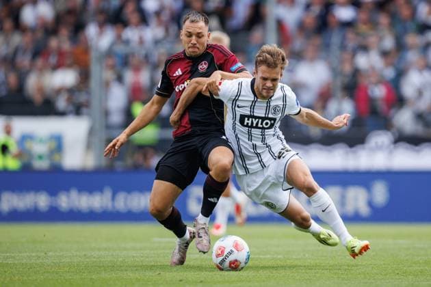 Tom Zimmerschied (SV 07 Elversberg) im Zweikampf mit Julian Justvan (1.FC Nuernberg), SV Elversberg vs 1.FC Nuernberg, Fussball, 2. Bundesliga, 1. Spieltag, Saison 2025 2026, 02.08.2025 DFB regulations prohibit any use of photographs as image sequences and or quasi-video. SV Elversberg vs 1.FC Nuernberg, Fussball, 2. Bundesliga, 1. Spieltag, Saison 2025 2026, 02.08.2025