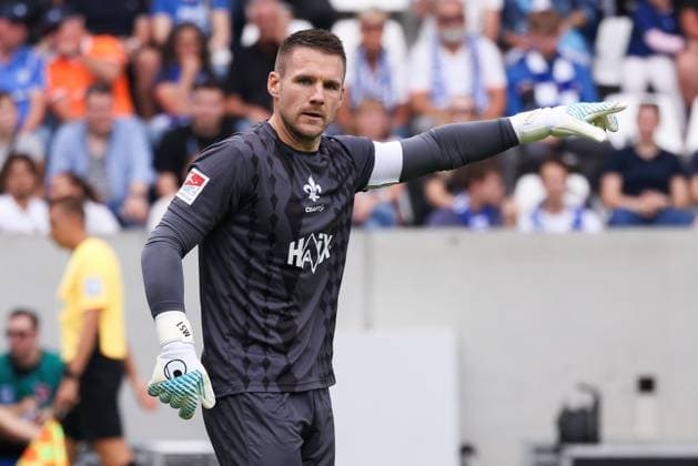 2025.08.02 xJFAx 2.Bundesliga Saison 2025 26 1.Spieltag SV Darmstadt 98 -VFL Bochum v.l., Goalkeeper, Torwart Marcel Schuhen (SV Darmstadt 98) gibt Anweisungen, gestikuliert, mit den Armen gestikulieren gives instructions, gesticulate. (DFL DFB REGULATIONS PROHIBIT ANY USE OF PHOTOGRAPHS as IMAGE SEQUENCES and or QUASI-VIDEO)