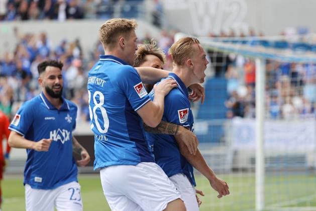 02.08.2025, xtvx, Fussball 2.Bundesliga, SV Darmstadt 98 - VfL Bochum v.l. Goal scored, Tor zum 1:0 Isac Lidberg (SV Darmstadt 98) Torjubel, Goal celebration, celebrate the goal, celebrates scoring (DFL DFB REGULATIONS PROHIBIT ANY USE OF PHOTOGRAPHS as IMAGE SEQUENCES and or QUASI-VIDEO) Darmstadt