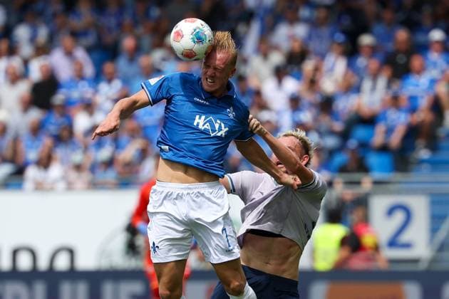 2025.08.02 xJFAx 2.Bundesliga Saison 2025 26 1.Spieltag SV Darmstadt 98 -VFL Bochum v.l., Isac Alexi Sivert Lidberg (SV Darmstadt 98), Philipp Strompf (VFL Bochum) Kopfball, Kopfballduell (DFL DFB REGULATIONS PROHIBIT ANY USE OF PHOTOGRAPHS as IMAGE SEQUENCES and or QUASI-VIDEO)