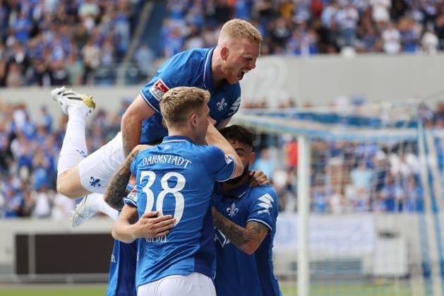 02.08.2025, xtvx, Fussball 2.Bundesliga, SV Darmstadt 98 - VfL Bochum v.l. Goal scored, Tor zum 1:0 Isac Lidberg (SV Darmstadt 98) Torjubel, Goal celebration, celebrate the goal, celebrates scoring (DFL DFB REGULATIONS PROHIBIT ANY USE OF PHOTOGRAPHS as IMAGE SEQUENCES and or QUASI-VIDEO) Darmstadt